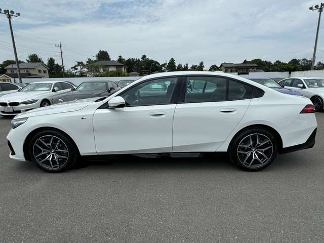 BMW 5 Series 523i M Sport White 2024′ KLDH