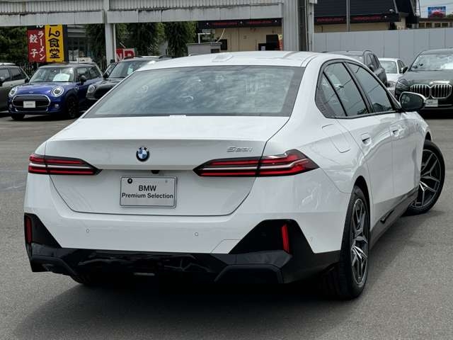 BMW 5 Series 523i M Sport White 2024′ KLDH
