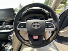 
									TOYOTA Land Cruiser Wagon 3.5 ZX 7 Passengers* Pearl White 2023′ KP4B full								