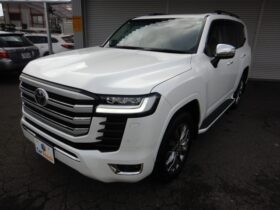 
									TOYOTA Land Cruiser Wagon 3.5 ZX 4WD Pearl White 2024′ MU29 full								