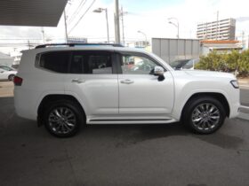 
									TOYOTA Land Cruiser Wagon 3.5 ZX 4WD Pearl White 2024′ MU29 full								