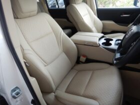 
									TOYOTA Land Cruiser Wagon 3.5 ZX 4WD Pearl White 2024′ MU29 full								