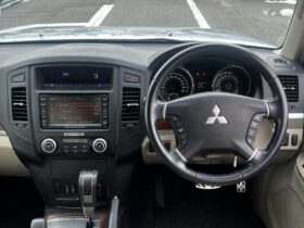 
									MITSUBISHI Pajero Super Exceeded Silver/Navy Blue 2006′ 1P34Y full								