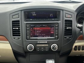
									MITSUBISHI Pajero Super Exceeded Silver/Navy Blue 2006′ 1P34Y full								