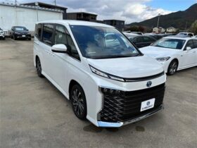 
									TOYOTA Voxy 1.8HV S-Z Pure 10.5 Navigation Pearl White 2024′ 1VVEQ full								