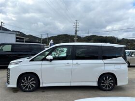 
									TOYOTA Voxy 1.8HV S-Z Pure 10.5 Navigation Pearl White 2024′ 1VVEQ full								