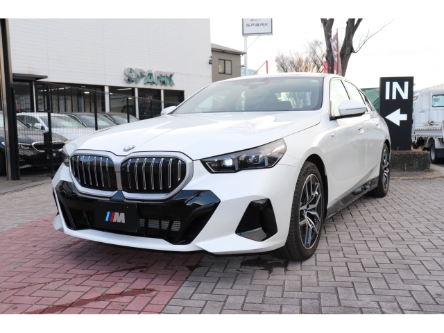 BMW 5 Series 523d xDrive M Sport Pearl White 2024′ 1YAV5
