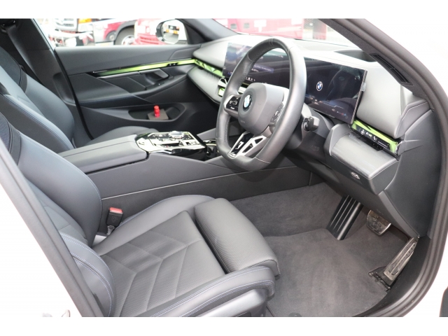 BMW 5 Series 523d xDrive M Sport Pearl White 2024′ 1YAV5