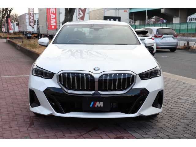 BMW 5 Series 523d xDrive M Sport Pearl White 2024′ 1YAV5
