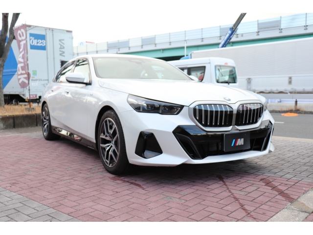 BMW 5 Series 523d xDrive M Sport Pearl White 2024′ 1YAV5