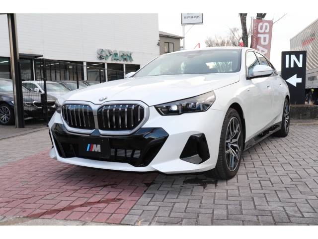 BMW 5 Series 523d xDrive M Sport Pearl White 2024′ 1YAV5