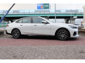 
									BMW 5 Series 523d xDrive M Sport Pearl White 2024′ 1YAV5 full								