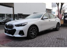 
									BMW 5 Series 523d xDrive M Sport Pearl White 2024′ 1YAV5 full								