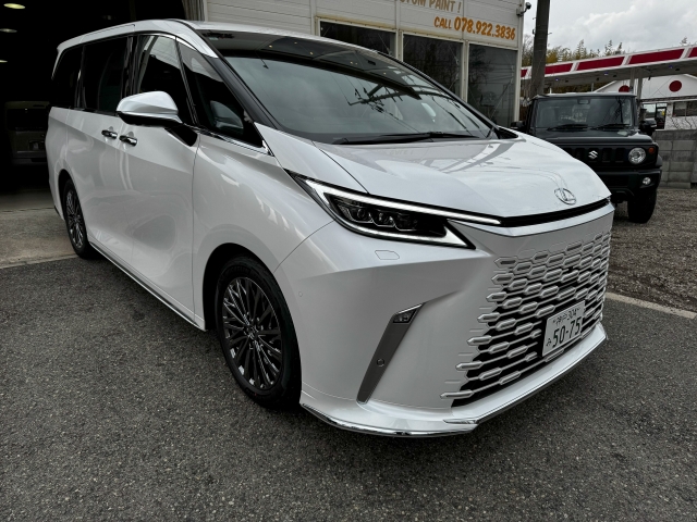 Lexus LM Version L Pearl White 2025′ 20G12