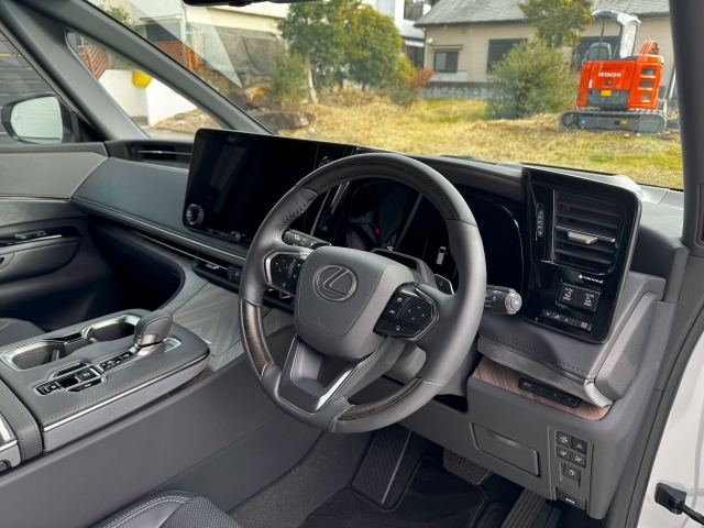 Lexus LM Version L Pearl White 2025′ 20G12