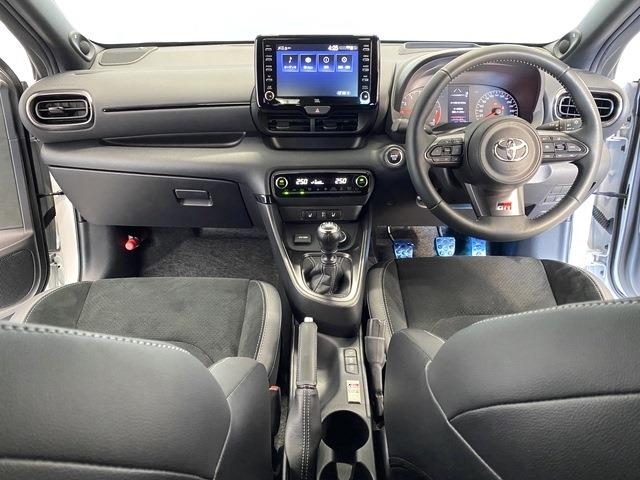 TOYOTA Yaris RZ High Performance Pearl White 2024′ 2HABU