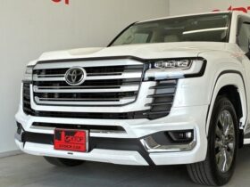 
									TOYOTA Land Cruiser Wagon ZX Pearl White 2024′ 3M0EQ full								