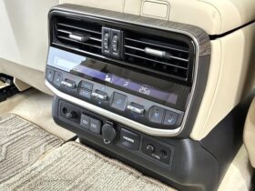 
									TOYOTA Land Cruiser Wagon ZX Pearl White 2024′ 3M0EQ full								