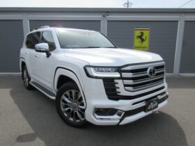 
									TOYOTA Land Cruiser Wagon ZX Pearl White 2022′ 3U8ZH full								