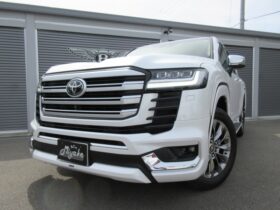 
									TOYOTA Land Cruiser Wagon ZX Pearl White 2022′ 3U8ZH full								