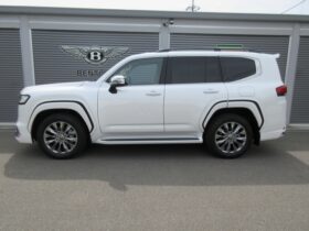 
									TOYOTA Land Cruiser Wagon ZX Pearl White 2022′ 3U8ZH full								