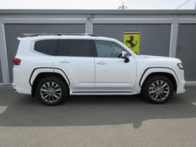 
									TOYOTA Land Cruiser Wagon ZX Pearl White 2022′ 3U8ZH full								