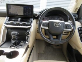 
									TOYOTA Land Cruiser Wagon ZX Pearl White 2022′ 3U8ZH full								