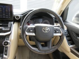 
									TOYOTA Land Cruiser Wagon ZX Pearl White 2022′ 3U8ZH full								