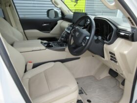 
									TOYOTA Land Cruiser Wagon ZX Pearl White 2022′ 3U8ZH full								