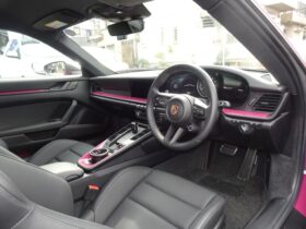 
									Porsche 911 Carrera T Pink 2023′ 4FOM6 full								