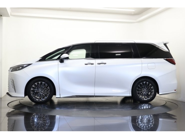Lexus LM Version L Pearl White 2025′ 4FOM8