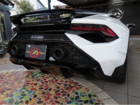
									Lamborghini Huracan Technica Pearl White/Black 2024′ 4UOS1 full								