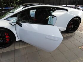 
									Lamborghini Huracan Technica Pearl White/Black 2024′ 4UOS1 full								