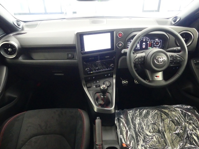 TOYOTA Yaris RZ High Performance Pearl White 2024′ 4WTR4