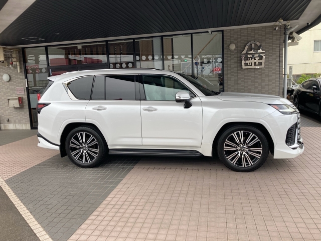 Lexus LX Base Grade   Modelista KIT Pearl White 2023′ 6BMHN