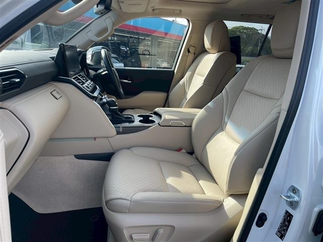 TOYOTA Land Cruiser Wagon 3.5 ZX JBL Sound 7 Person Pearl White 2024′ 6VWQ0