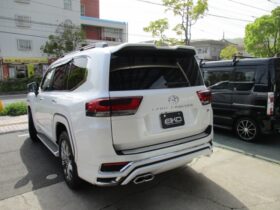 
									TOYOTA Land Cruiser Wagon ZX Pearl White/Pearl White 2023′ 6X24V full								
