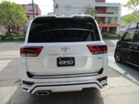 
									TOYOTA Land Cruiser Wagon ZX Pearl White/Pearl White 2023′ 6X24V full								