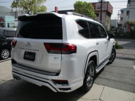 
									TOYOTA Land Cruiser Wagon ZX Pearl White/Pearl White 2023′ 6X24V full								