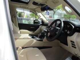 
									TOYOTA Land Cruiser Wagon ZX Pearl White/Pearl White 2023′ 6X24V full								