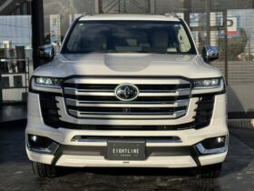 
									TOYOTA Land Cruiser Wagon ZX Pearl White 2023′ 89HVM full								