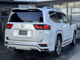 
									TOYOTA Land Cruiser Wagon ZX Pearl White 2023′ 89HVM full								