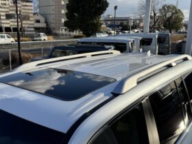 
									TOYOTA Land Cruiser Wagon ZX Pearl White 2023′ 89HVM full								