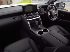 
									TOYOTA Land Cruiser Wagon GR Sport Pearl White 2024′ 950BS full								
