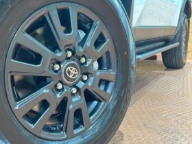 
									TOYOTA Land Cruiser Wagon VX Pearl White 2024′ 95904 full								
