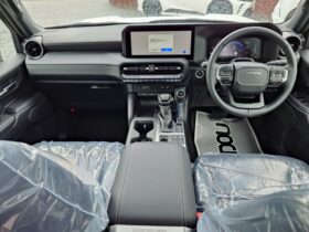 
									TOYOTA Land Cruiser Wagon VX Pearl White 2024′ 9OAMZ full								