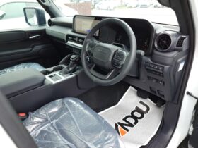 
									TOYOTA Land Cruiser Wagon VX Pearl White 2024′ 9OAMZ full								