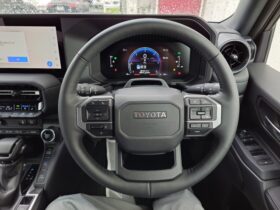 
									TOYOTA Land Cruiser Wagon VX Pearl White 2024′ 9OAMZ full								