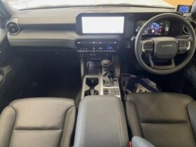
									TOYOTA Land Cruiser Wagon VX Pearl White 2024′ 9OIES full								