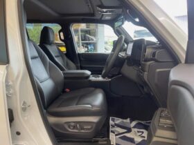 
									TOYOTA Land Cruiser Wagon VX Pearl White 2024′ 9OIES full								
